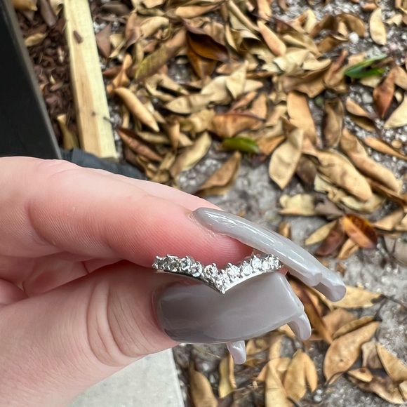 10k white gold chevron diamond wedding band - Picture 4 of 6